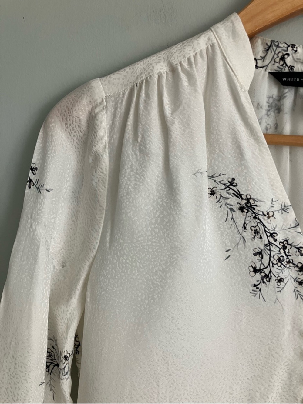 WHBM White and Black Long Sleeve Floral Blouse Size 0 - Picture 2 of 10